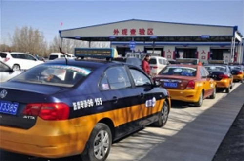 交通管理局：汽车换年检标带什么